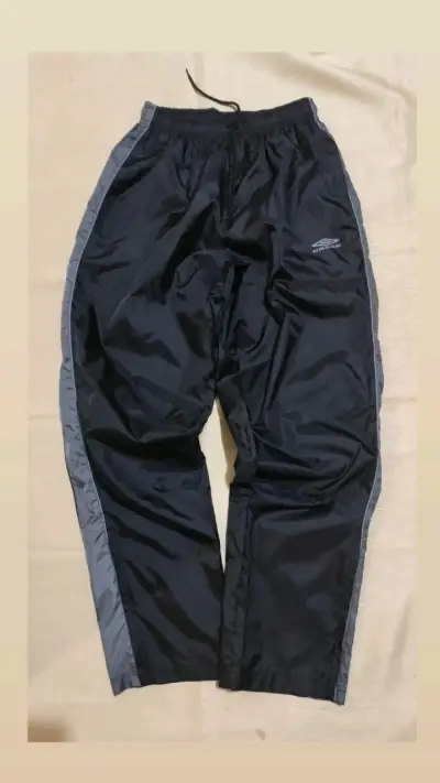 Pantalón deportivo Umbro negro con detalles grises - miniatura 1
