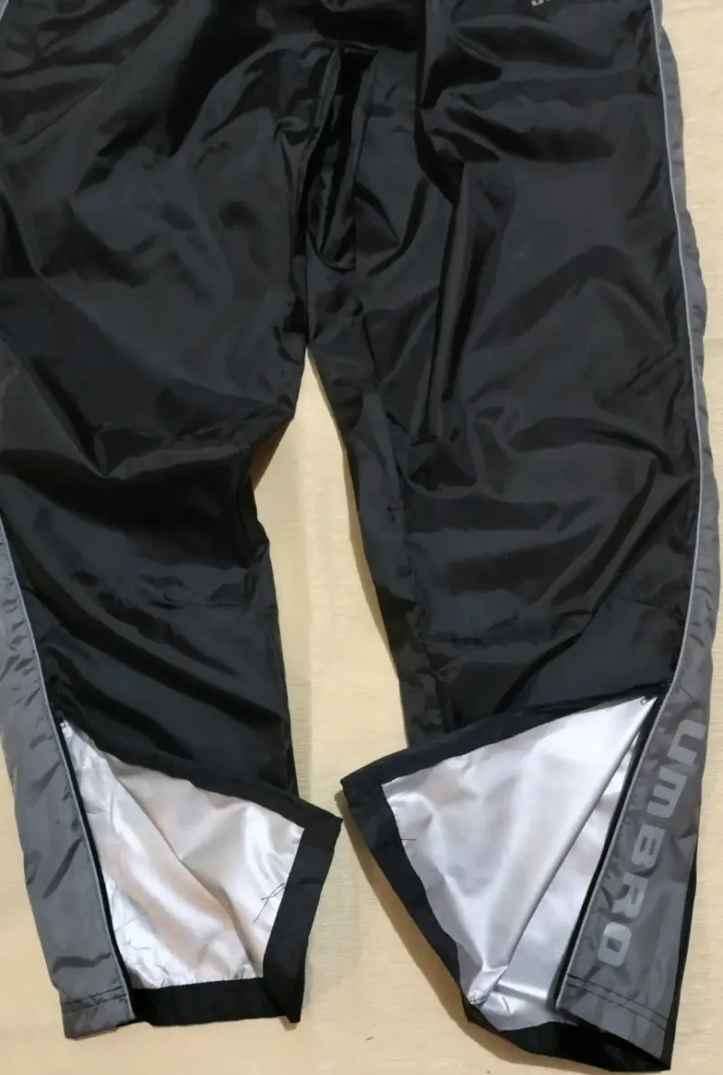 Pantalón deportivo Umbro negro con detalles grises - 2