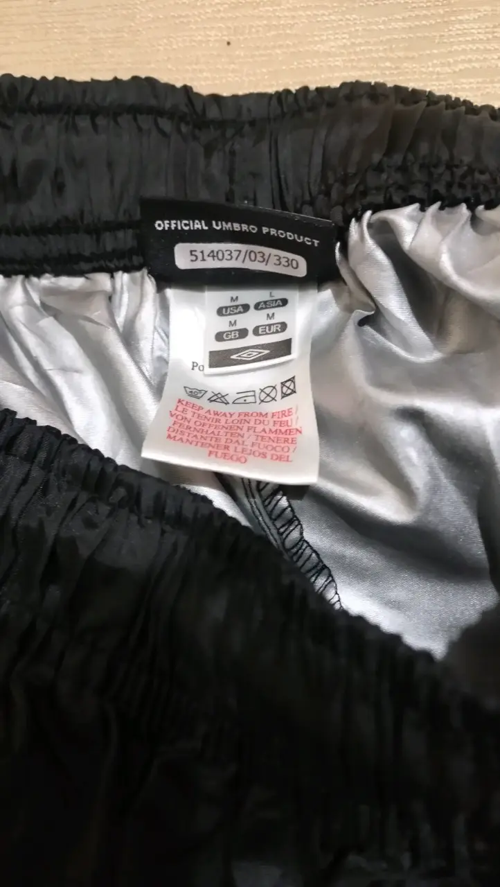 Pantalón deportivo Umbro negro con detalles grises - 3
