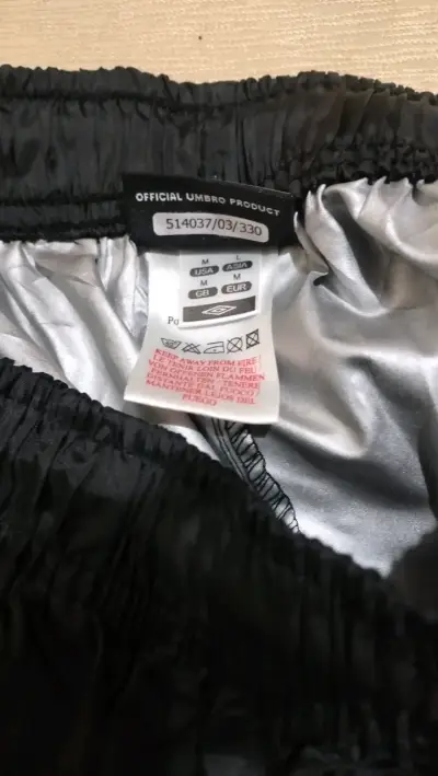 Pantalón deportivo Umbro negro con detalles grises - miniatura 3