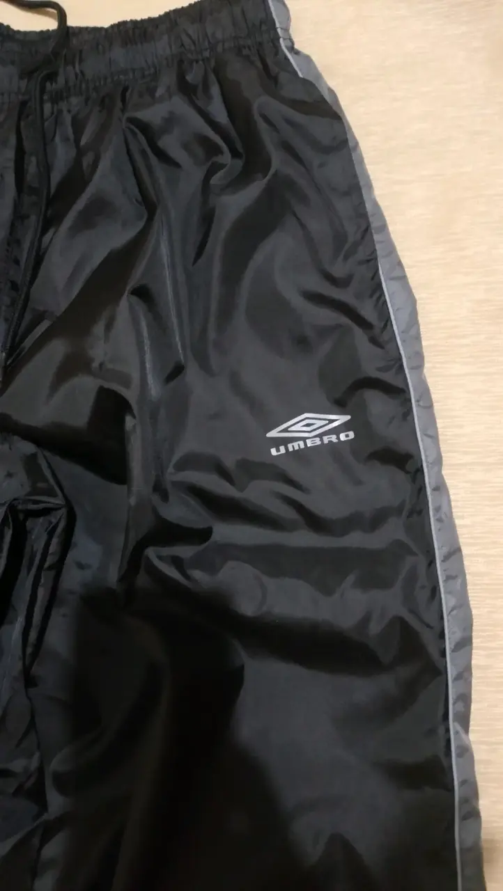 Pantalón deportivo Umbro negro con detalles grises - 4