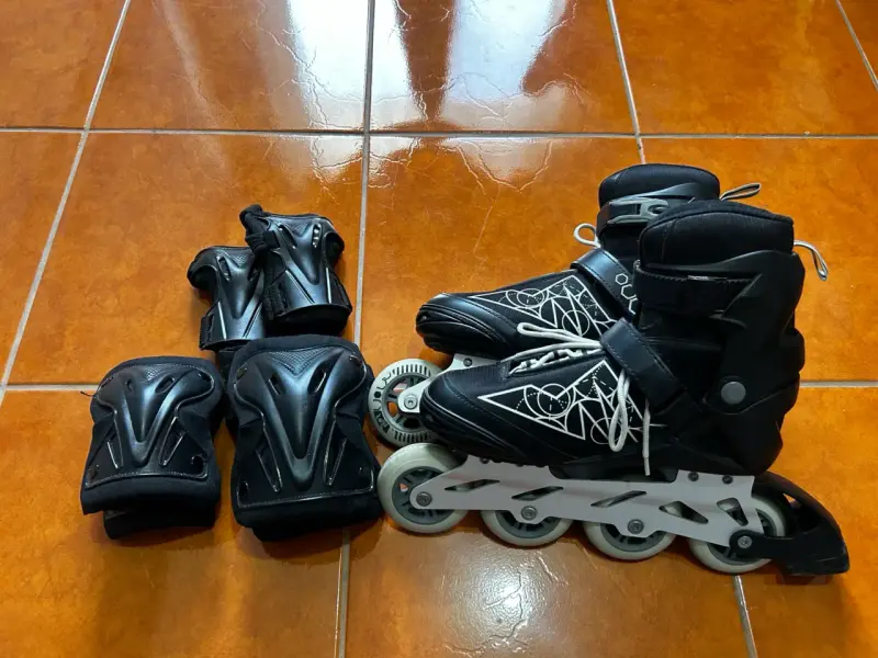 Patines en línea negros con protecciones - 1