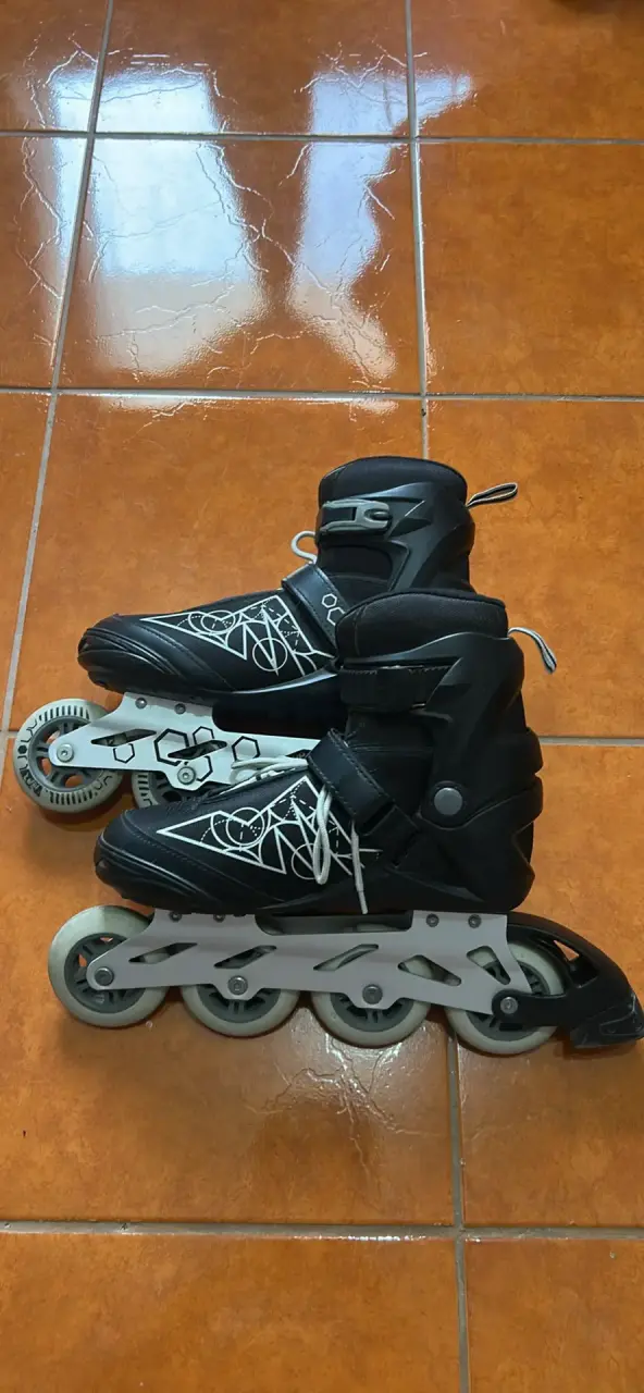 Patines en línea negros con protecciones - 2
