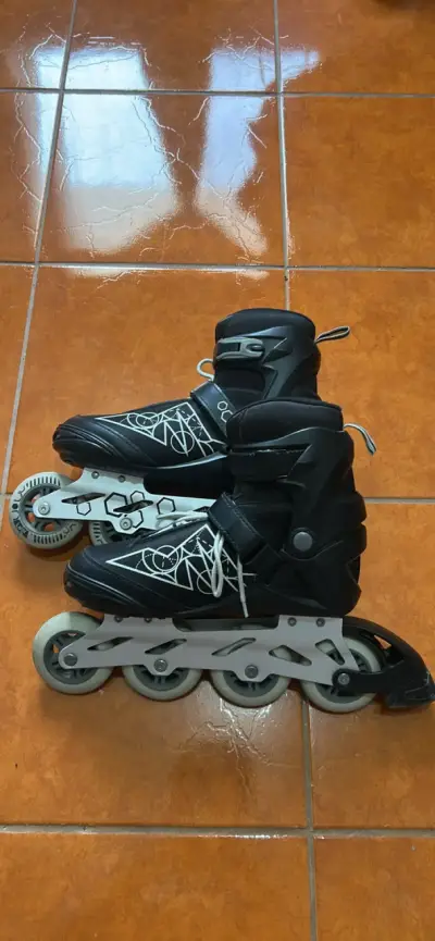 Patines en línea negros con protecciones - miniatura 2
