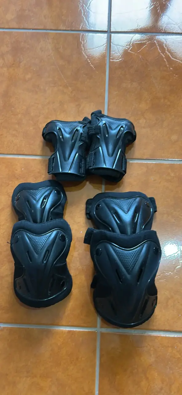 Patines en línea negros con protecciones - 3