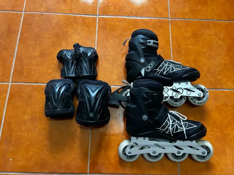 Patines en línea negros con protecciones - 4