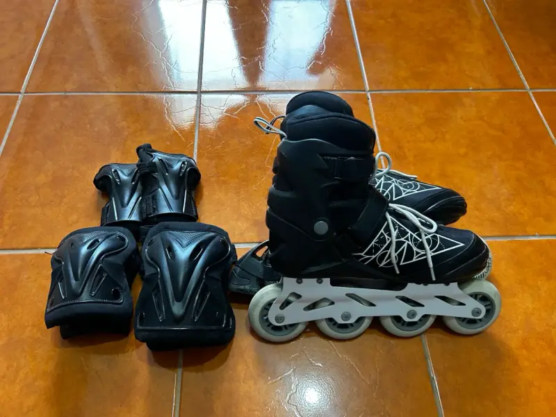 Patines en línea negros con protecciones - 5