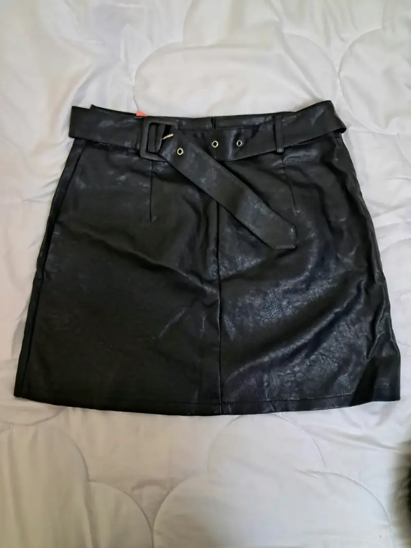 Falda corta negra de cuero sintético con cinturón - 1