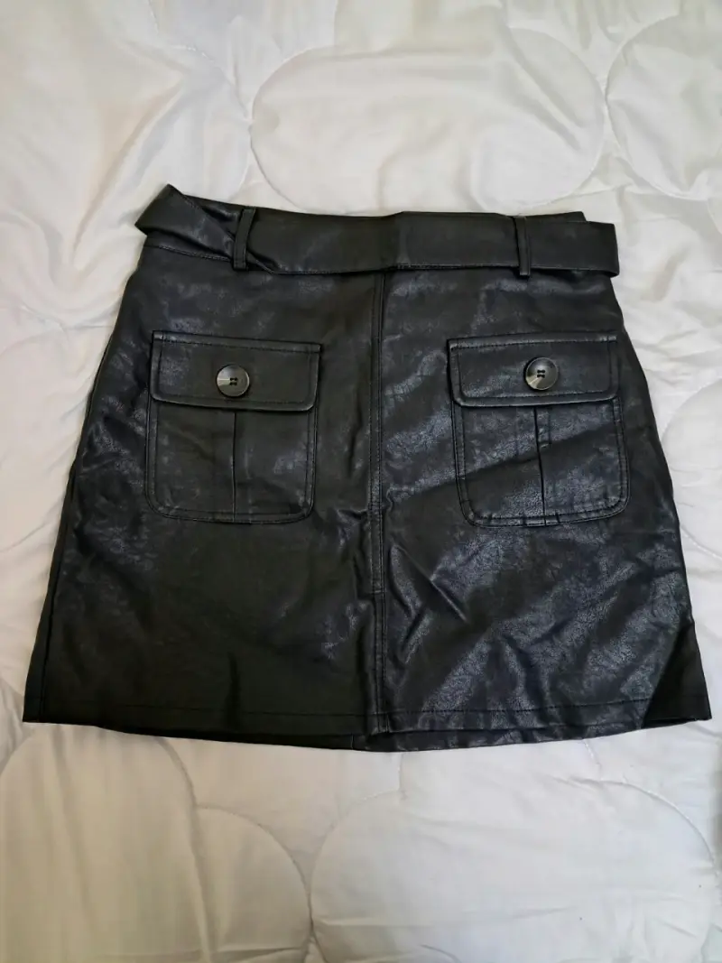 Falda corta negra de cuero sintético con cinturón - 2