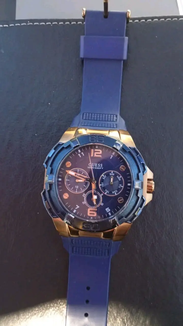 Reloj Guess azul con correa de silicona - 1