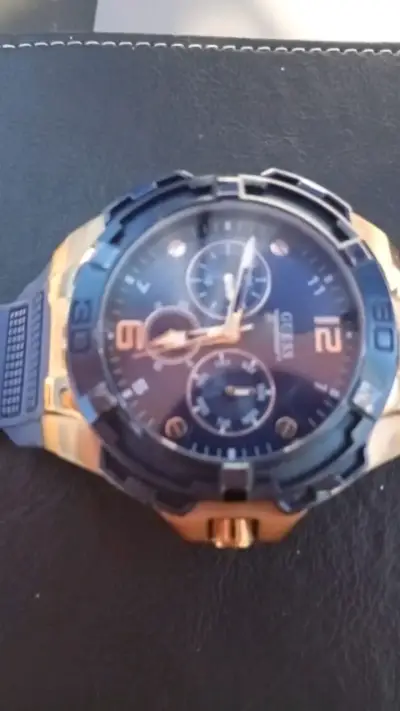 Reloj Guess azul con correa de silicona - miniatura 3