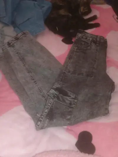 Lote de jeans y vestido rojo para mujer - miniatura 1