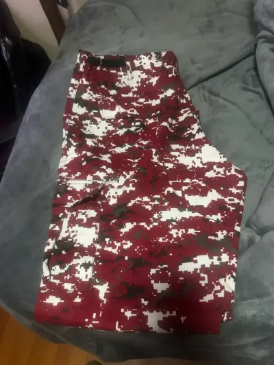 Pantalones cargo camuflado rojos para hombre - miniatura 1