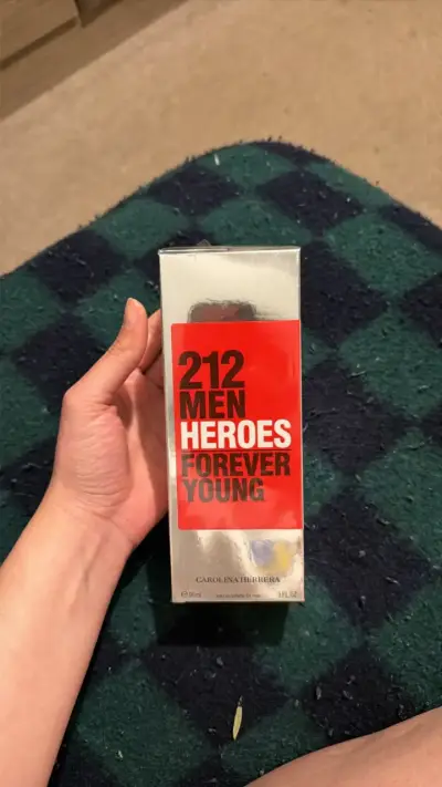 Perfume 212 Men Heroes Forever Young 90ml - miniatura 1