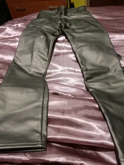 Pantalones de cuero sintético negro para mujer - miniatura 1