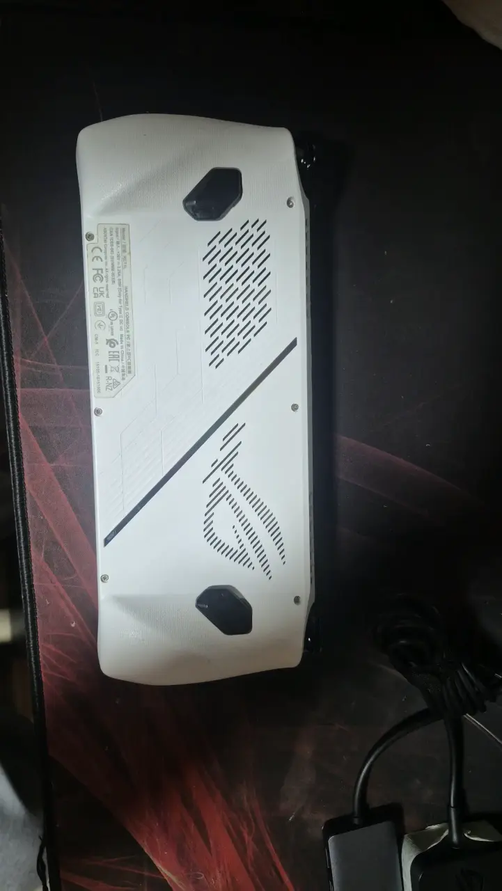ASUS ROG Ally Z1 con accesorios - 2