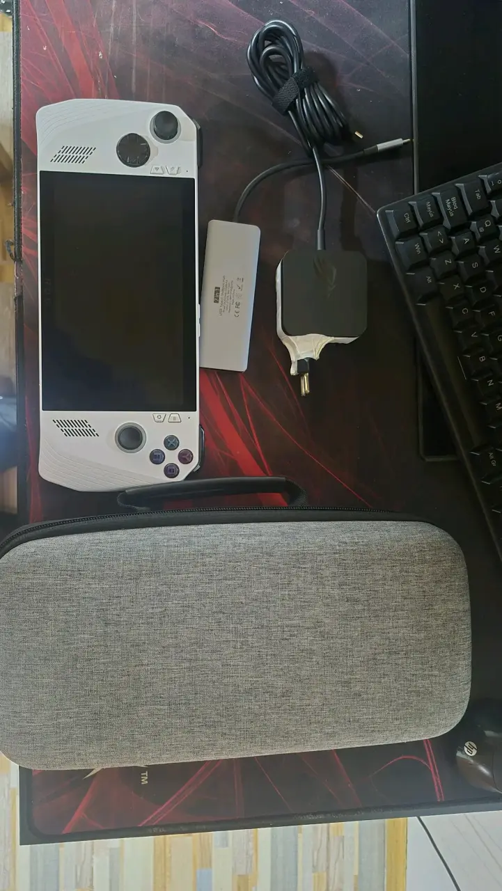 ASUS ROG Ally Z1 con accesorios - 3