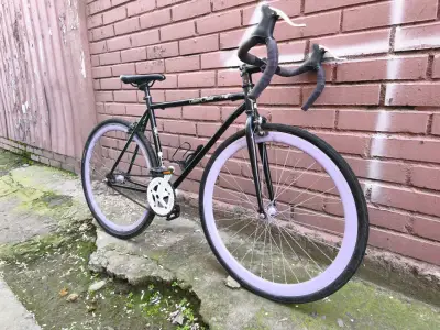 Bicicleta fixie negra con llantas moradas - miniatura 1