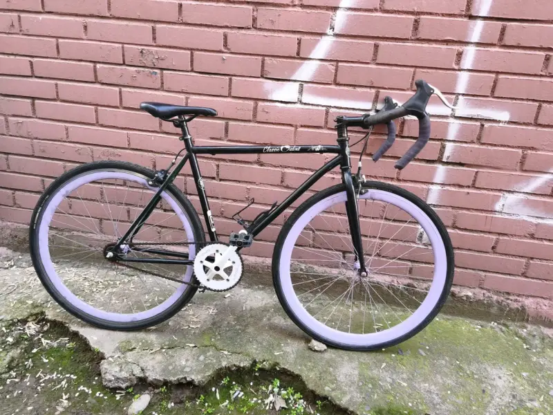 Bicicleta fixie negra con llantas moradas - 2