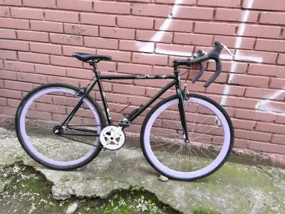 Bicicleta fixie negra con llantas moradas - miniatura 2