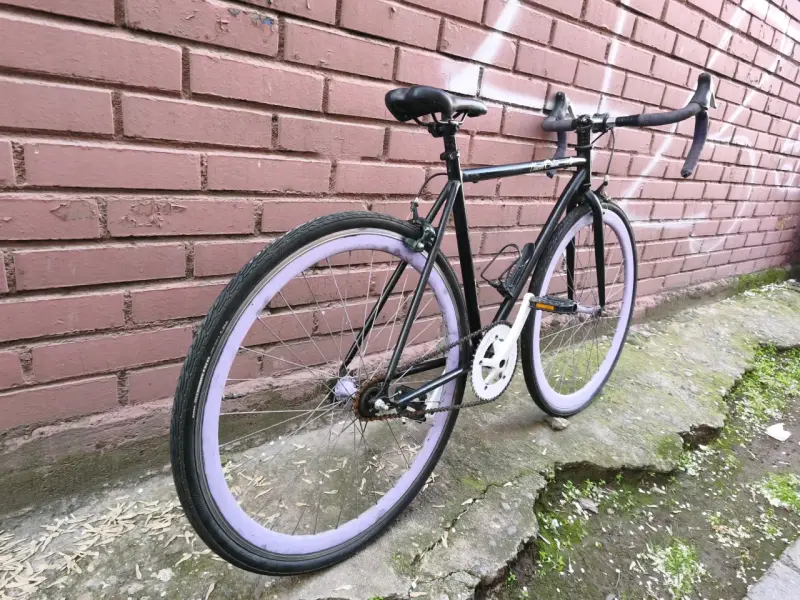 Bicicleta fixie negra con llantas moradas - 3