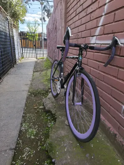 Bicicleta fixie negra con llantas moradas - miniatura 4