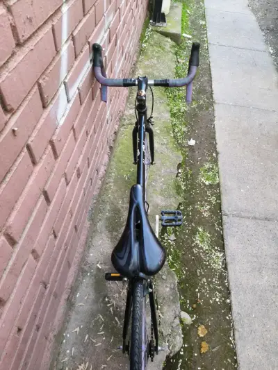 Bicicleta fixie negra con llantas moradas - miniatura 5