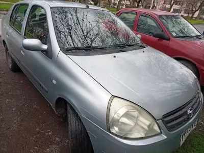 Auto Nissan Platina año 2005 en buen estado - miniatura 1