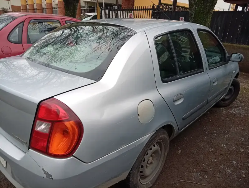 Auto Nissan Platina año 2005 en buen estado - 3