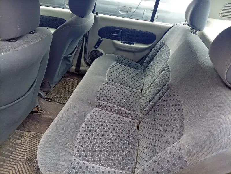 Auto Nissan Platina año 2005 en buen estado - 4