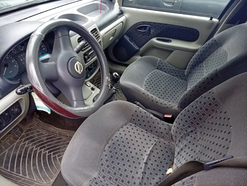 Auto Nissan Platina año 2005 en buen estado - 5