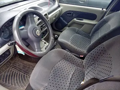 Auto Nissan Platina año 2005 en buen estado - miniatura 5