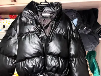 Chaqueta acolchada negra de invierno - miniatura 1