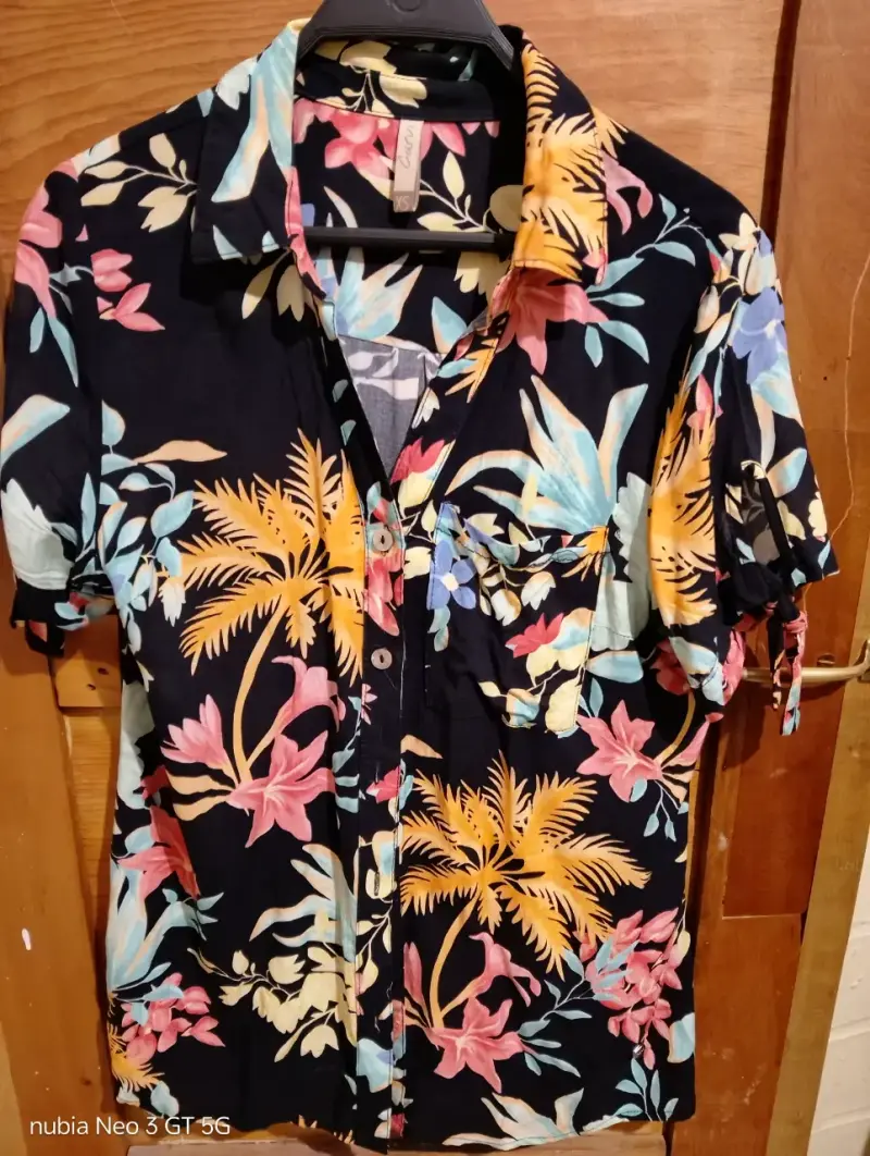 Blusa fucsia con ajuste en la cintura