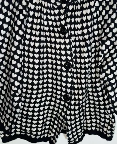 Cárdigan de punto con corazones blanco y negro - miniatura 3