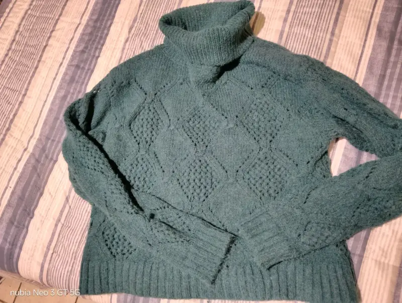Suéter de lana verde con cuello alto