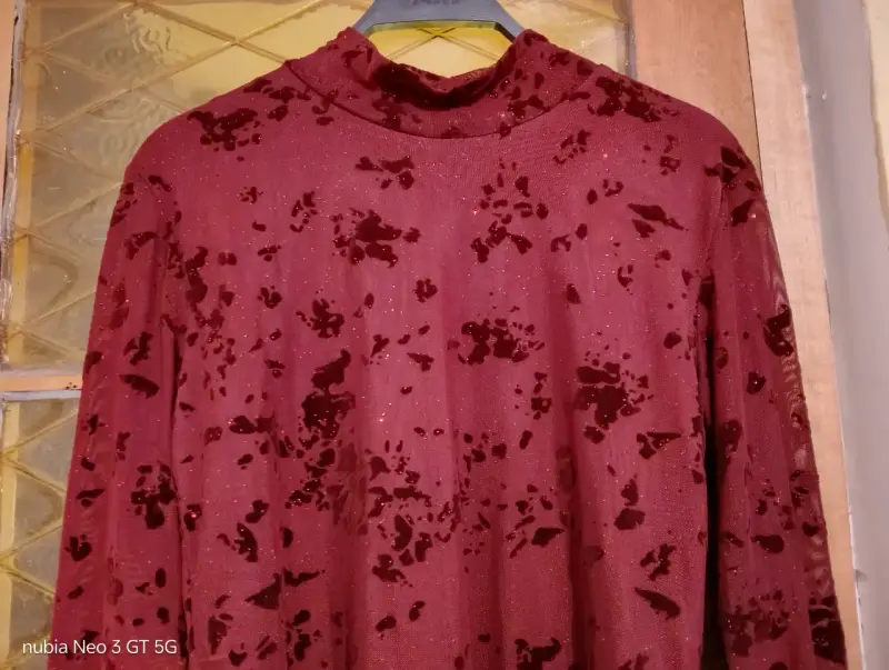 Polera de terciopelo burdeos con cuello alto - 2