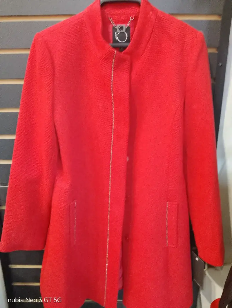 Abrigo rojo elegante para mujer