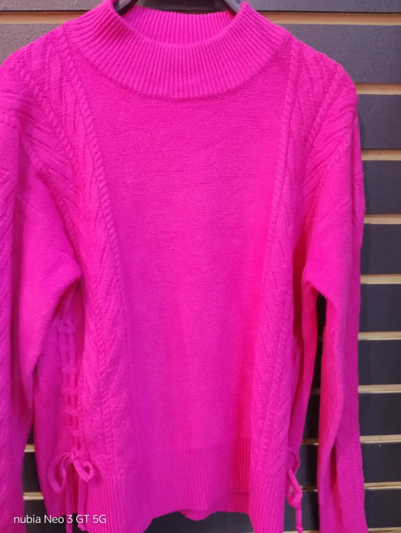 Suéter rosado con diseño trenzado