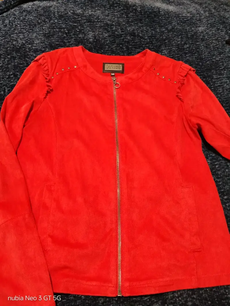 Chaqueta Roja de Mujer con Cierre y Detalles - 1