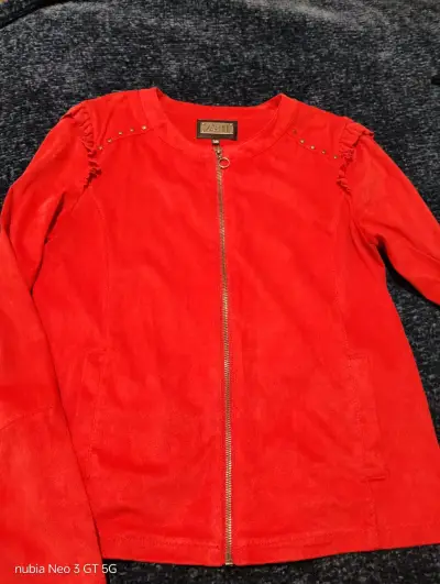 Chaqueta Roja de Mujer con Cierre y Detalles - miniatura 1