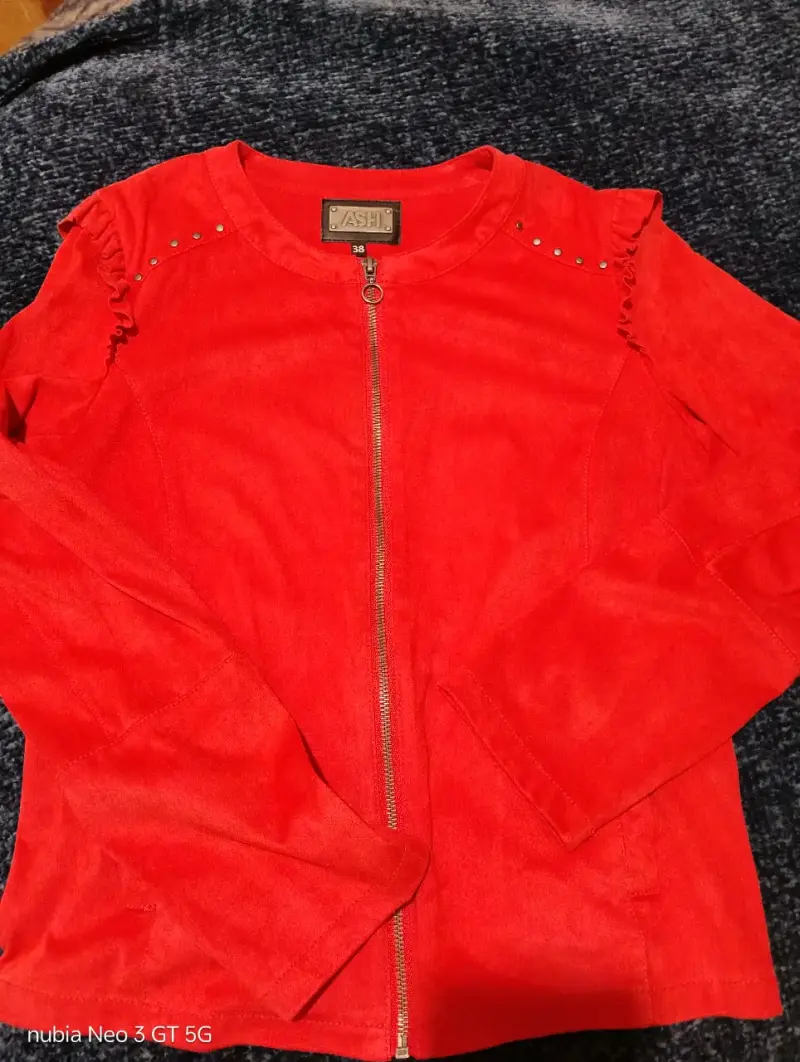 Chaqueta Roja de Mujer con Cierre y Detalles - 2