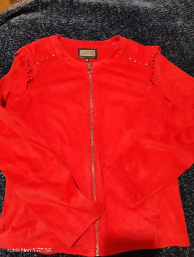 Chaqueta Roja de Mujer con Cierre y Detalles - miniatura 2