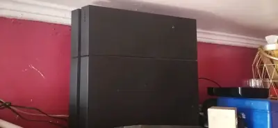 Consola PlayStation 4 con control y juegos - miniatura 1