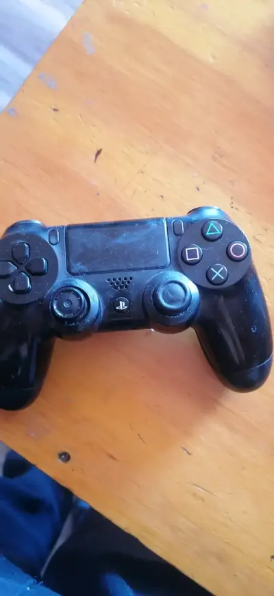 Consola PlayStation 4 con control y juegos - miniatura 2