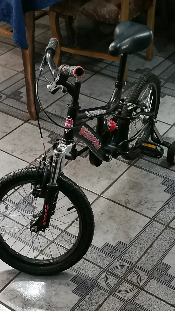 Bicicleta infantil Bianchi con casco incluido - 1