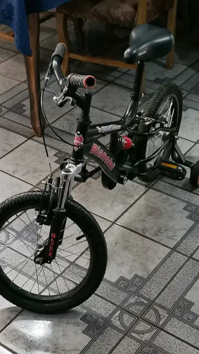 Bicicleta infantil Bianchi con casco incluido - miniatura 1