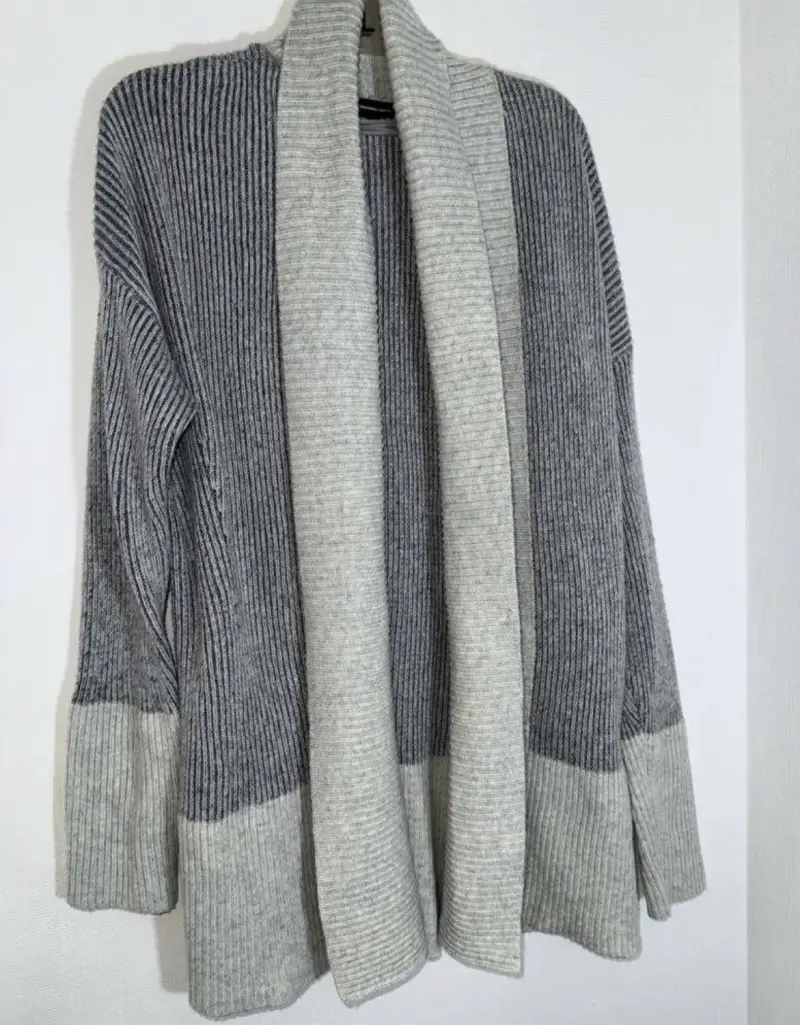 Cárdigan de Lana Gris con Detalles Beige - 1