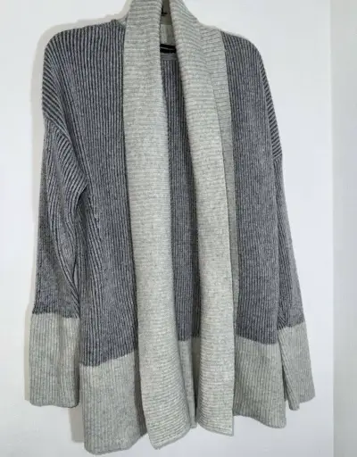 Cárdigan de Lana Gris con Detalles Beige - miniatura 1