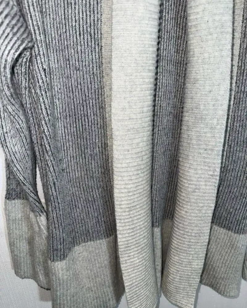 Cárdigan de Lana Gris con Detalles Beige - 2